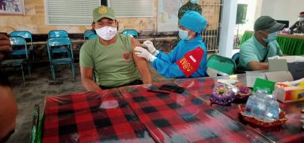 Kegiatan Vaksinasi Dosis 1 Dan 2 Dari Klinik Pratama Polres Buleleng Di Kantor Perbekel Desa Menyali